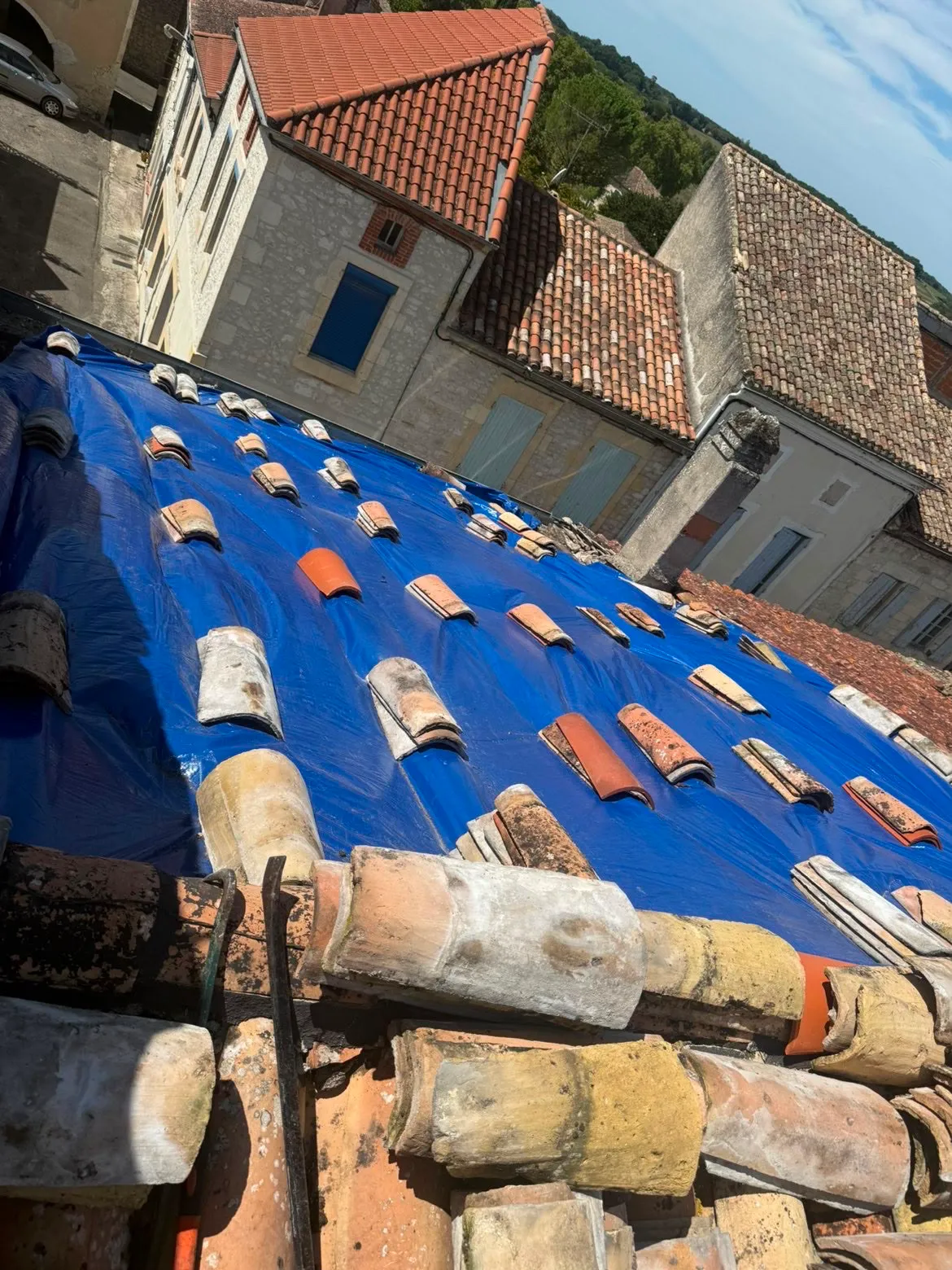 Mise hors d'eau et bâchage d'une toiture après une fuite dans le Gers
