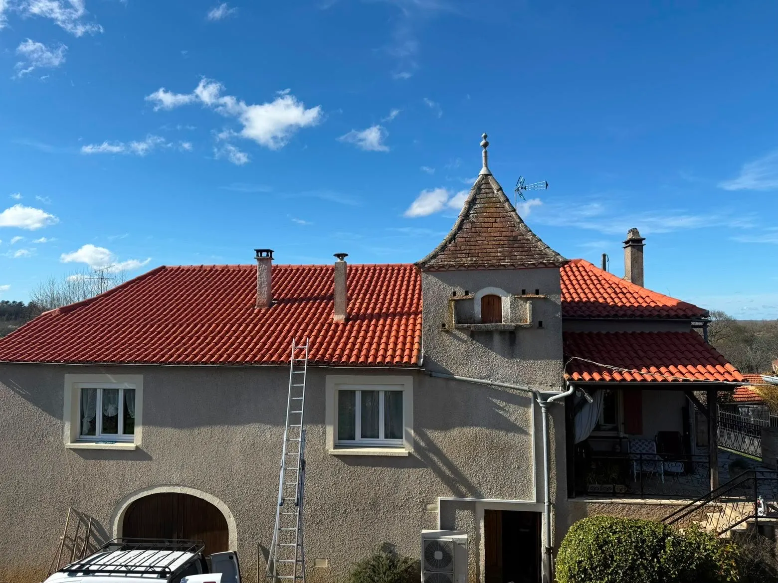 Maison gasconne avec toiture neuve en tuile canal réalisée dans le Gers