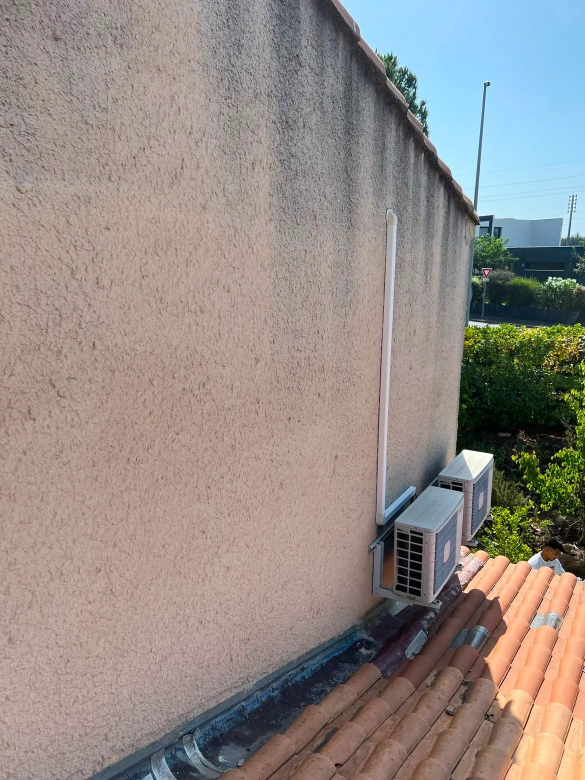 Travaux de zinguerie et d'abergement contre un mur sur une toiture, Gers