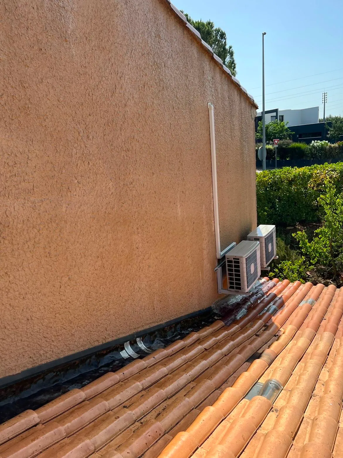 Étanchéité et solin en pied de mur sur une toiture en tuile, Gers